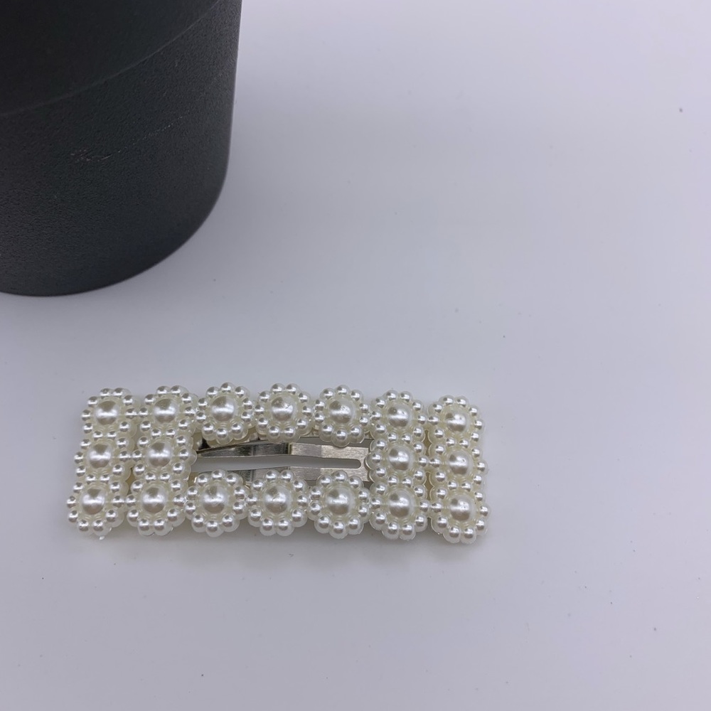 Chic new faux pearl hair Clip